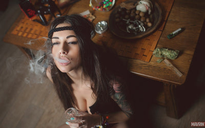 Beginner's Guide to Bongs vs. Pipes: What Should You Buy in 2021 If You're a New Smoker